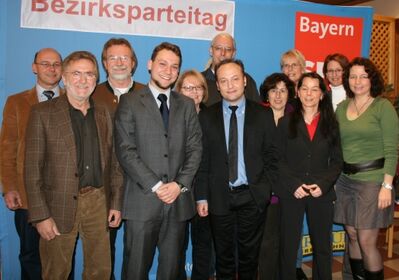 Harald Unfried (Mitte) und die Delegierten aus der Stadt und dem Landkreis Landshut freuen sich über die gute Platzierun
