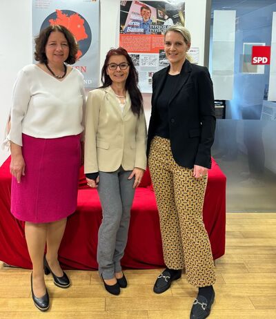 Ruth Müller, Anja König und Patricia Steinberger bei der Ausstellungseröffnung
